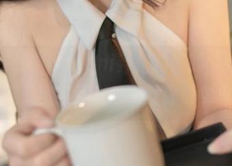 清晰在线，Bangni邦尼和她的‘姐姐’们浮现了出来，看起来就像现实里的梦