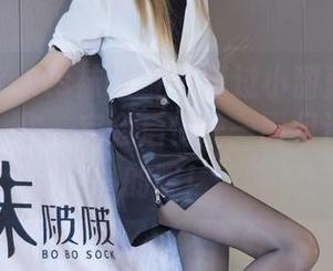 BoBoSocks袜啵啵 – 错过小甜豆的短白丝套图，你一定会后悔——而且还是免费的呢！