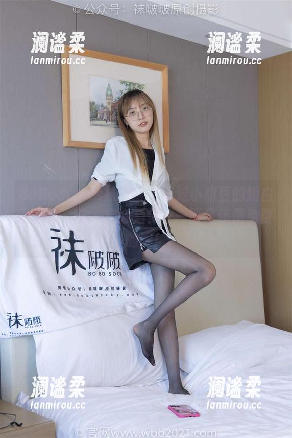 BoBoSocks袜啵啵 - 错过小甜豆的短白丝套图，你一定会后悔——而且还是免费的呢！
