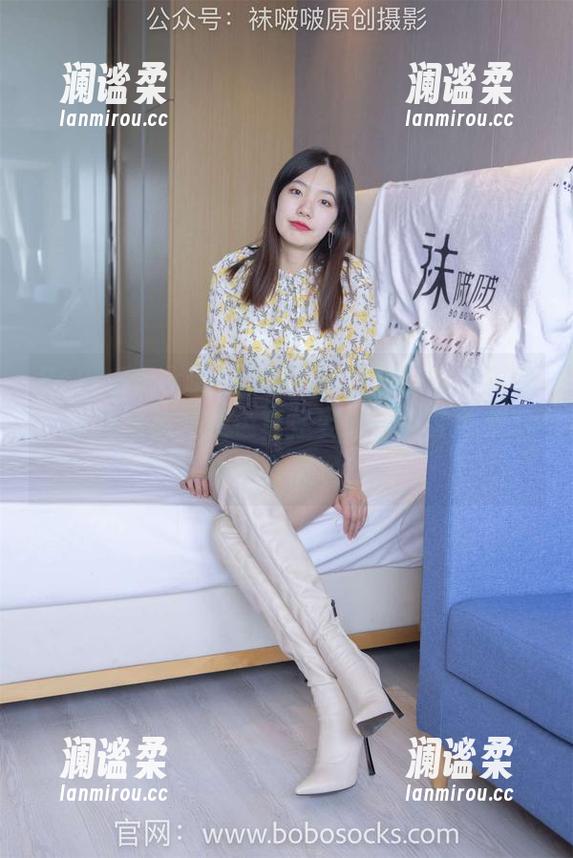 BoBoSocks袜啵啵 - 小甜豆的最新写真，蓝色丝袜的颜色真是要命，谁能不爱这种小心思呢？