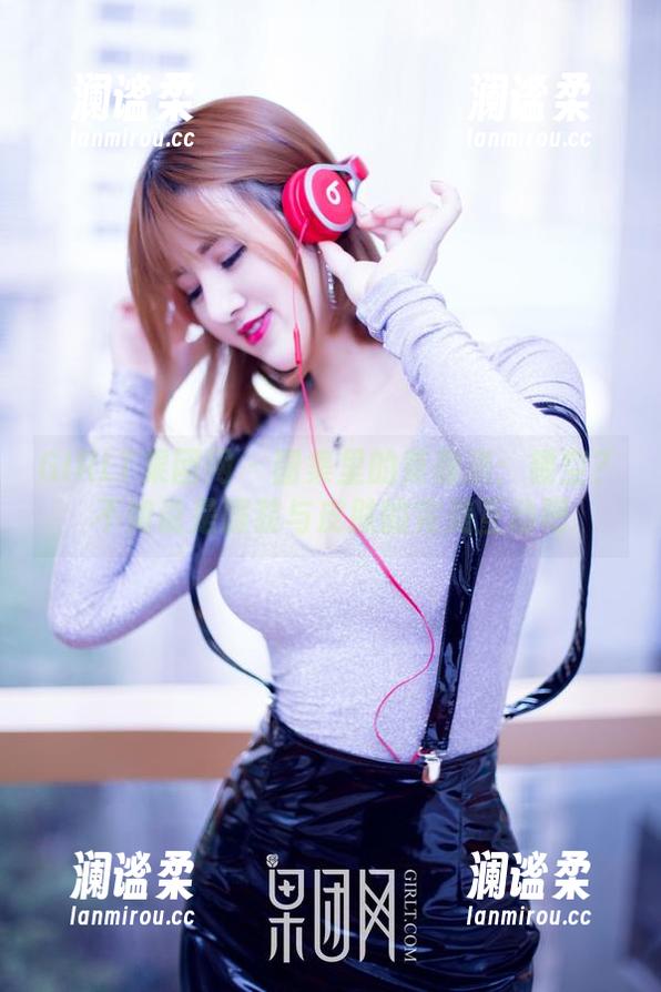 GIRLT果团网 - 图集里的莫雅淇：镂空？不如说是服装与皮肤的完美互动吧