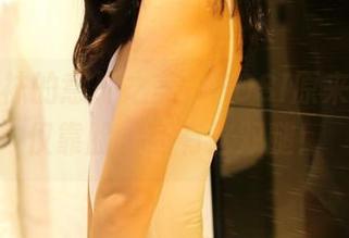 白色丝袜的意外之美，ROSI原来美图不仅靠脸，还有这双腿！