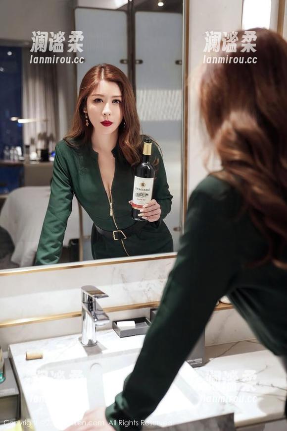 Xiuren秀人网 - 私拍角落：于诺诺ise的泳衣与水花打个招呼吧～