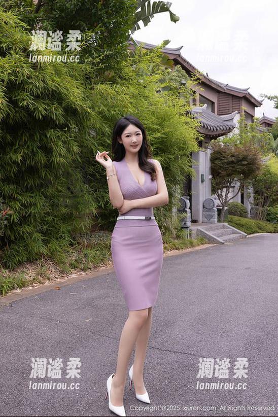 Xiuren秀人网 - 无意间翻出的小薯条nienie学姐套图，学姐的冷酷藏着不为人知的俏皮
