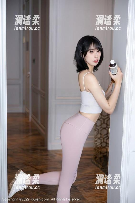 Xiuren秀人网 - 草莓zz又来了，这次牛仔裤跟图库最新风向标联动！