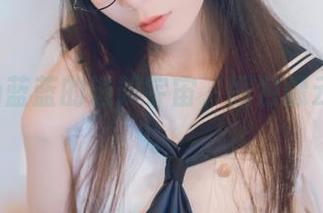 usejan蓝蓝的透明宇宙，图包像云朵飘忽。