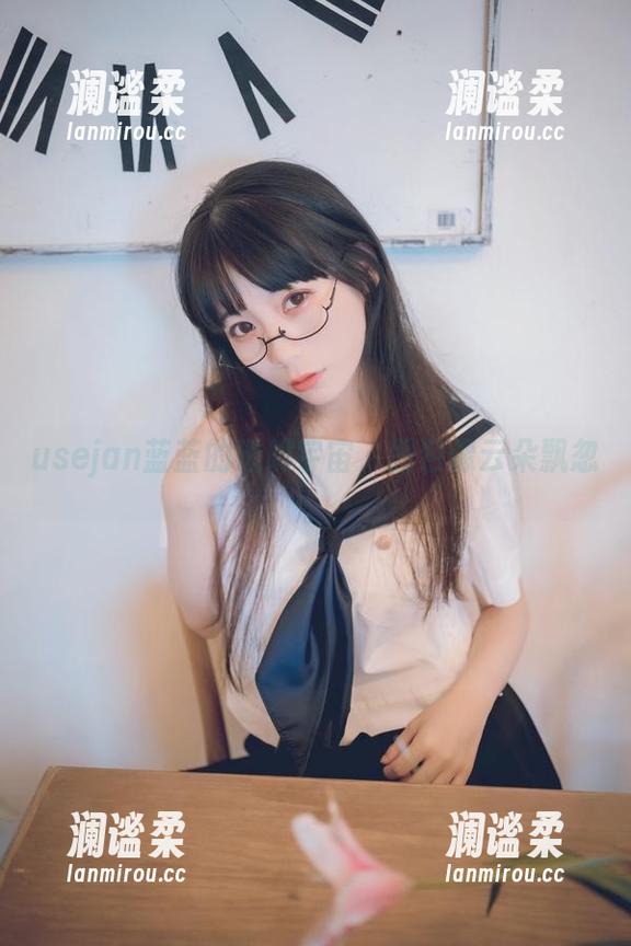 usejan蓝蓝的透明宇宙，图包像云朵飘忽。