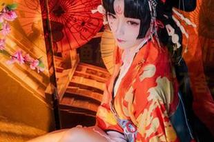 免费来取：yui金鱼低声细语的Lolita图册，有点调皮却又让人依依不舍。