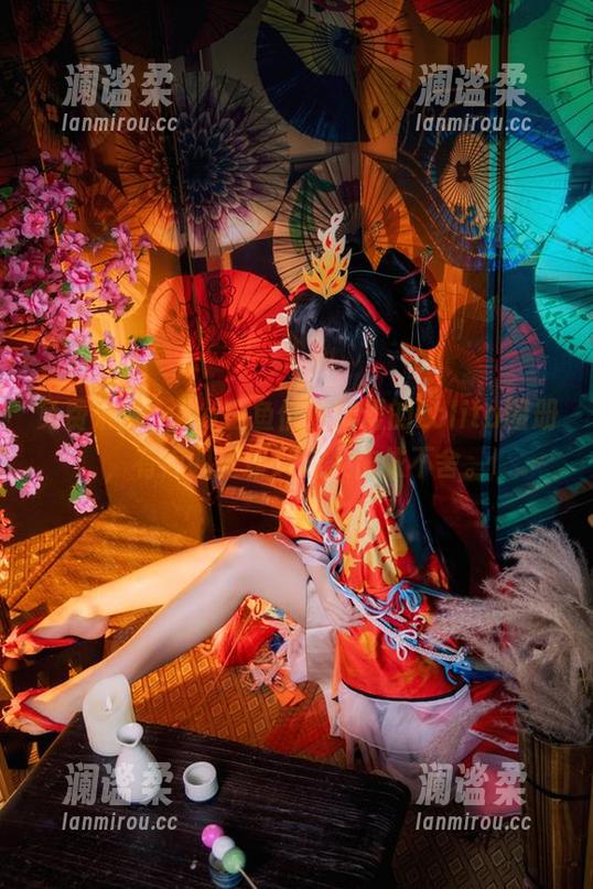 免费来取：yui金鱼低声细语的Lolita图册，有点调皮却又让人依依不舍。