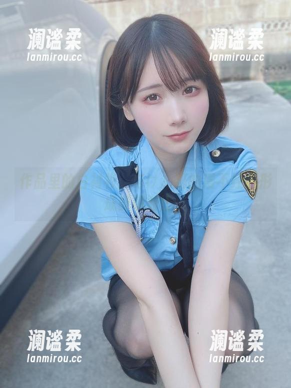 作品里的白衬衫：与けん研的漫不经心形成鲜明对比。