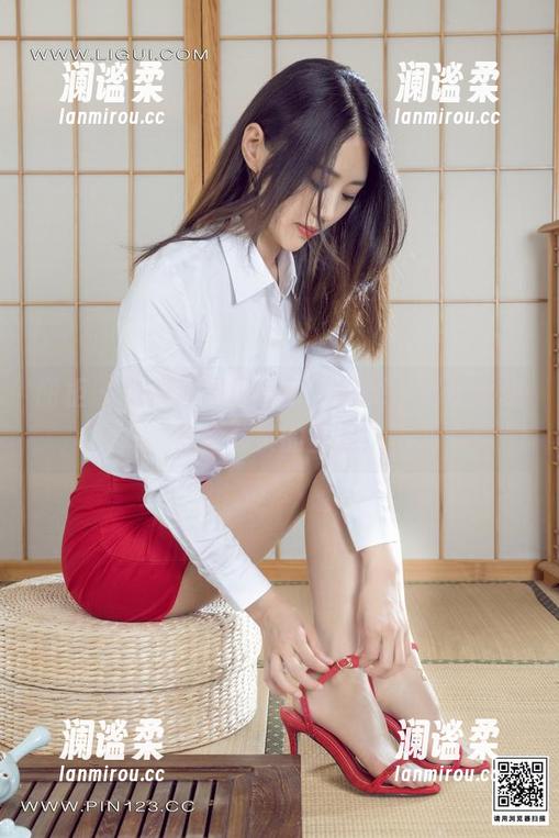 丽柜 - 免费套图现身了！好吧，镜子也想争抢苏黎的玉足！