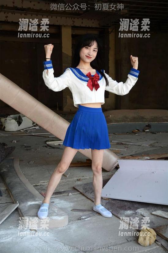 初夏女神 - 在红枫下迷失：安妮的私拍与原图集合