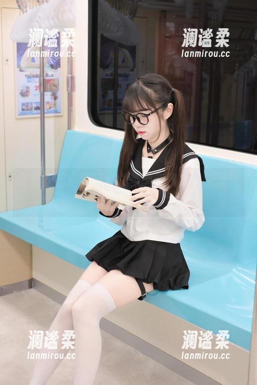 耳边响起：可可小白兔的眼镜秀，无圣光啦套图也好看！