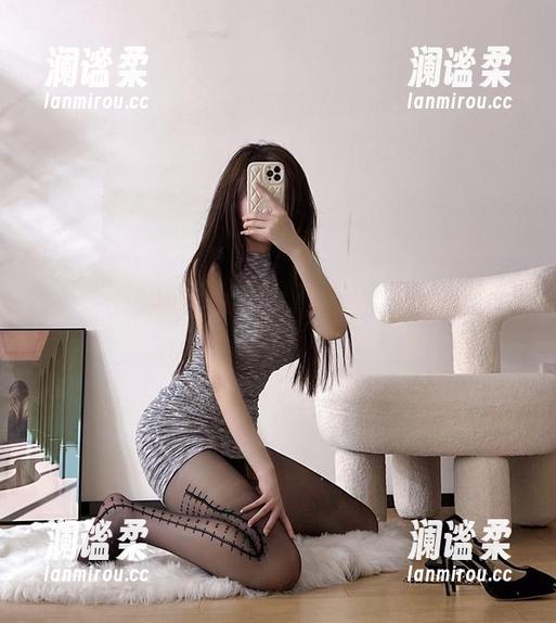 微密圈 - 周妍希的私拍，圆红布兜，让我开始认真思考什么是“搭配”。