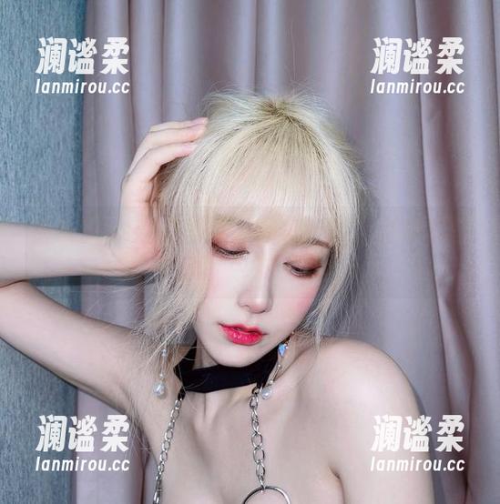 街头风vs办公室风：啾小妍的职业装套图分享愈发精彩