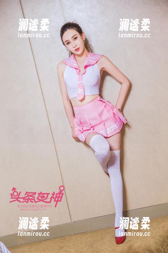 头条女神 - 游泳季节来临，信悦儿的新泳衣合集更新，真不黑我的眼球？