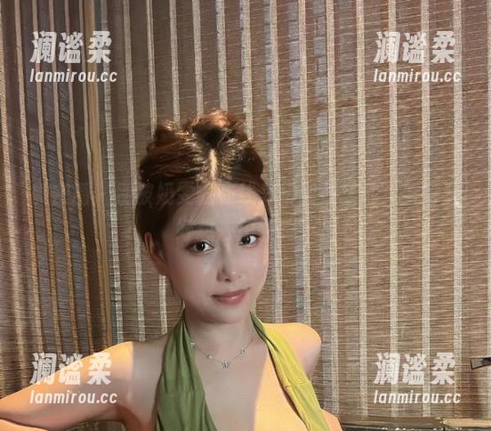 微密圈 - 别被奶雯的在线美脚图集迷住，看得我好想去拍照啊。