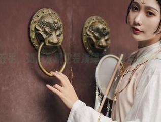 免费图集在手，如月灰职业装演绎“会议室的轻松一刻”。
