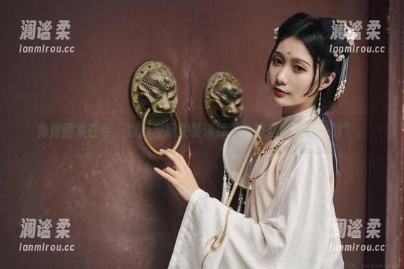 免费图集在手，如月灰职业装演绎“会议室的轻松一刻”。