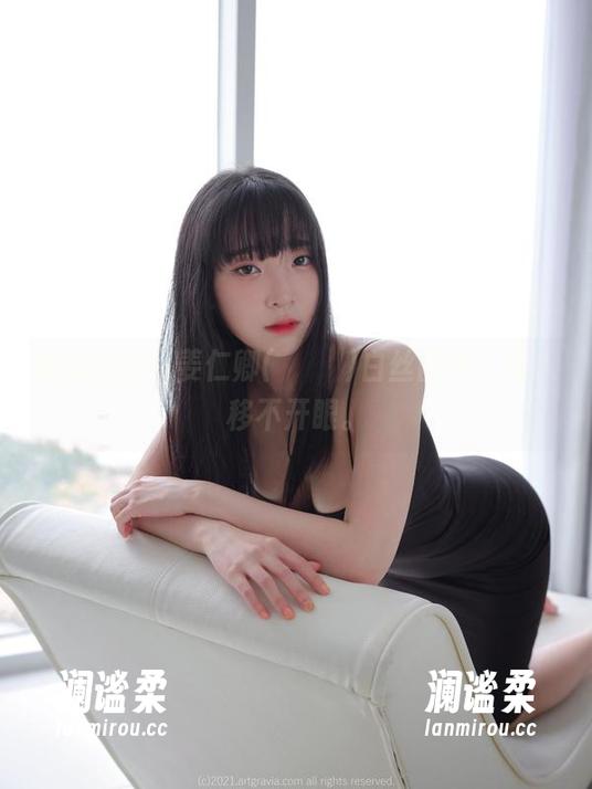 新鲜出炉！姜仁卿(강인경)白丝图包，让人移不开眼。