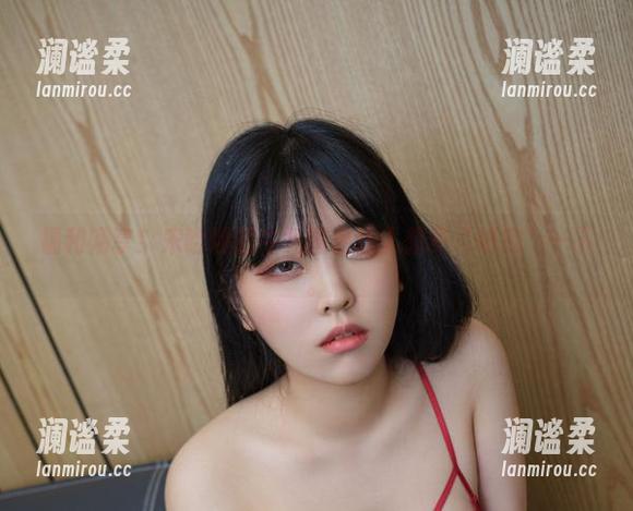 福利畅享！宋哈娜的牛气图包让人想多“研究”一下。