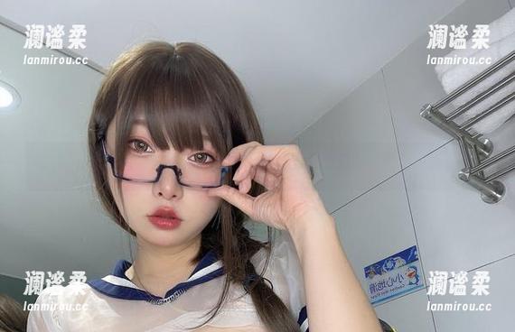 这组小泉学姐吖的写真资源，裤里丝的旁边总有我的目光游荡。
