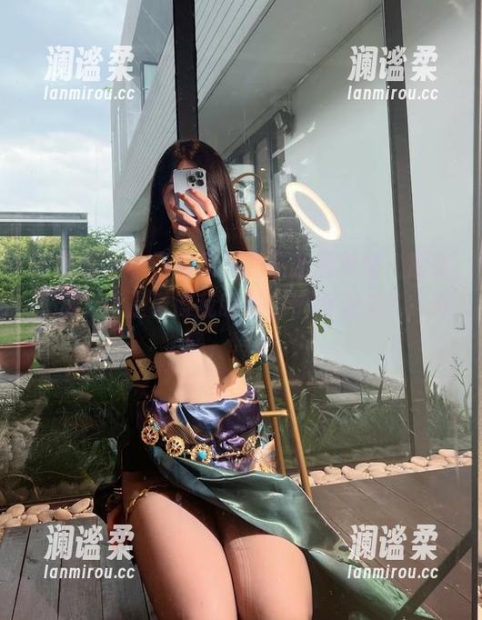 微密圈 - 小玉吃果冻的最新图包里，那些玉足，真是看得我眼睛都快掉下来了，冷静，冷静。