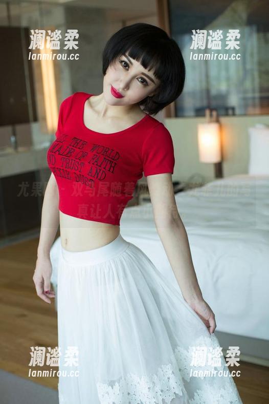 尤果网 - 双马尾随着风舞动，尤菲儿的写真让人有点小期待。