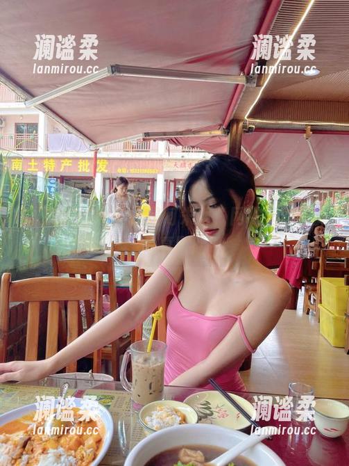 微密圈 - Go！就是阿朱啊，网吧里的最新写真冒险