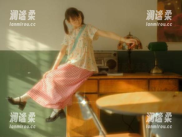 幼水铃衣的丝袜时刻，原图没修，反正也无圣光嘛。