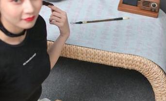 异思趣向 – 哇，九妹的全套图集，碎花裙和灰丝的搭配让我有种复古又潮流的感觉。