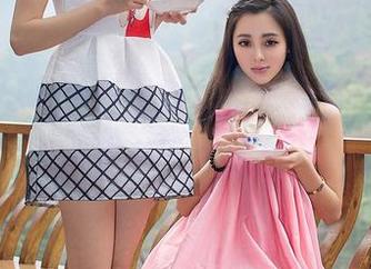 推女神 – 照片让人几乎忘了礼服，赵伊彤你在干啥呢？