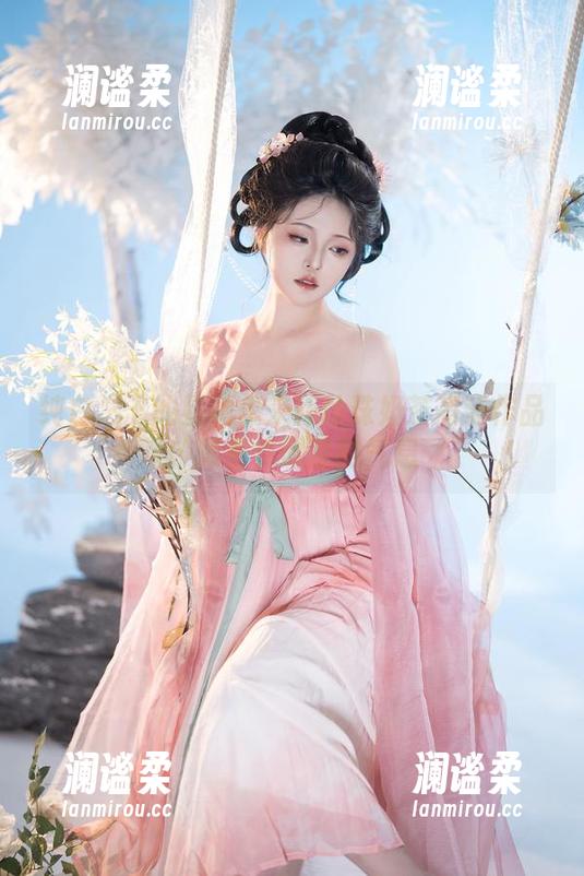 纯白之下的星澜想来杯珍珠奶茶高清作品，透着点懒散的气息