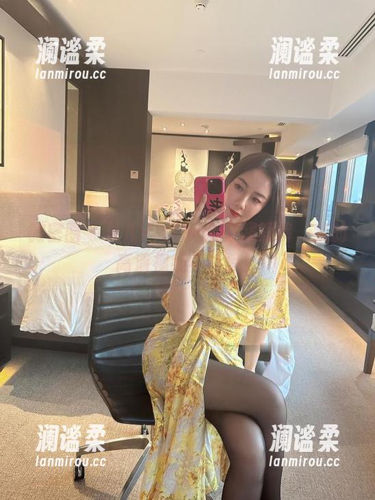 微密圈 - 果儿Victoria穿超短裤，我的高清视线不能停！
