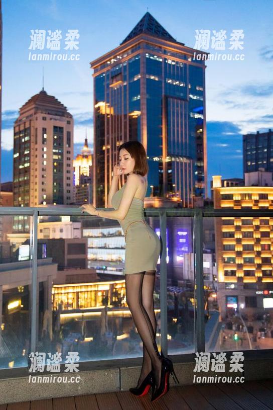 微密圈 - 漫弹悉知的果儿Victoria怼拍，套图中暗藏的各种小心思