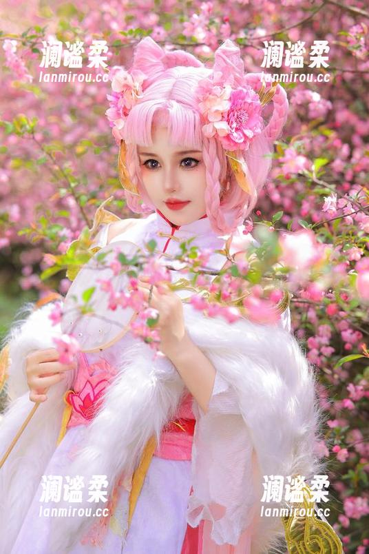 桃暖酱的纯白假日：图册中的Coser真情流露