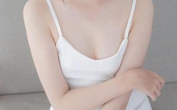 森萝财团出的海滩自拍：想象一下JK制服的白丝清晨，分享内心的小小激动。