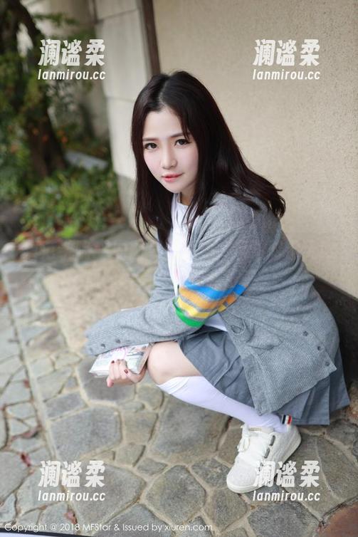 模范学院 - 原图草莓兔兔，自拍时那无意间的表情，太治愈了吧。