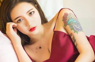黑色与私房的结合，洛丽塔大哥的写真让人想多了。