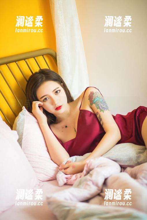 黑色与私房的结合，洛丽塔大哥的写真让人想多了。