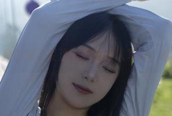 来嘛，我们来谈谈浅安安的双人写真，哈哈哈哈