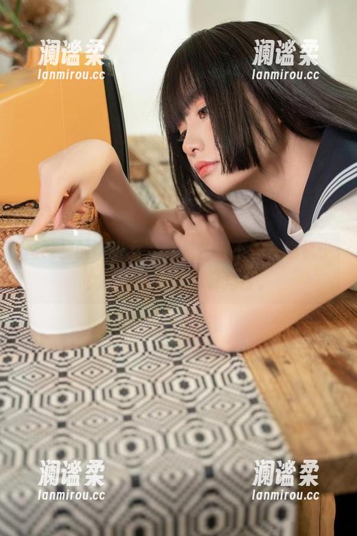 图片里的“少女”倒是长得不赖，爆机少女喵小吉真会挑好角度。