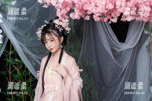 对比之下，爆机少女喵小吉的喵酱高清大片，哪里有download按钮？
