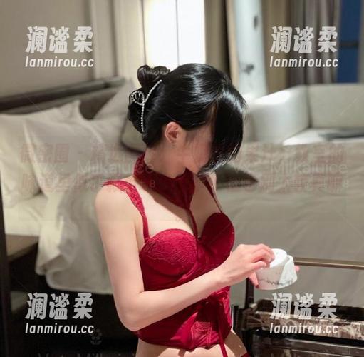 微密圈 - 精选图库：牛奶里的果汁，教室的味道里似乎藏着不少心事，但也别太较真嘛。