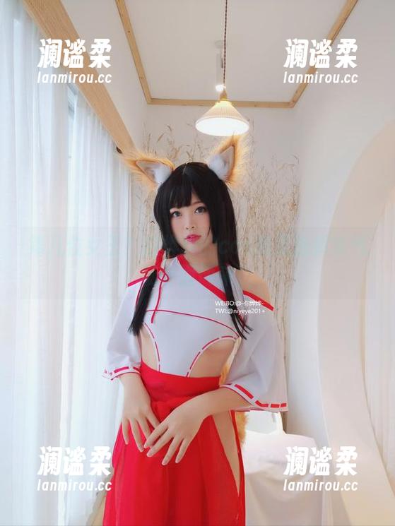 第几位女王？白烨烨的cos照里指挥官气场扑面而来！