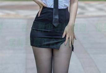 秀人网 – “在人群中寻找御姐，初梦瑶的定制写真正合我意！”。