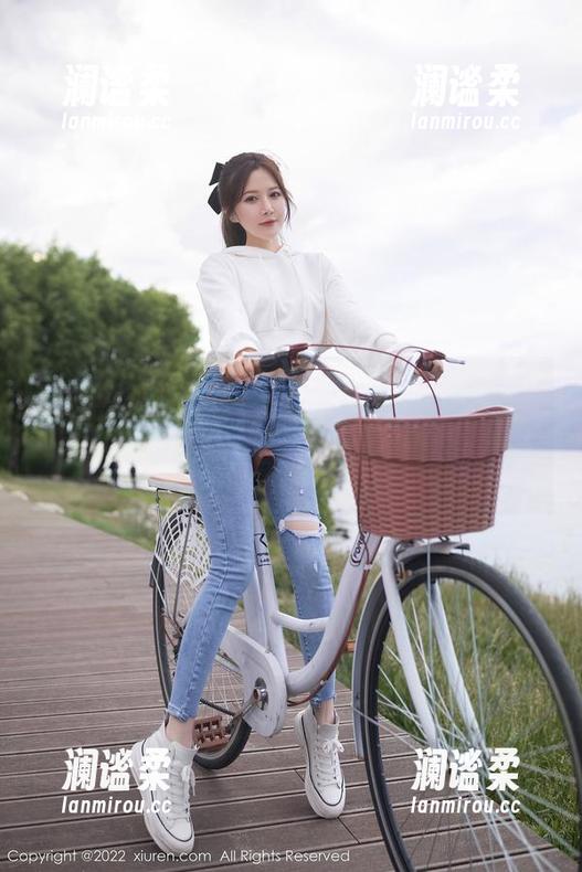 秀人网 - 司妃SL这组裸足写真，原图直接把我带入了一个全新的视角，别说，挺爽的！