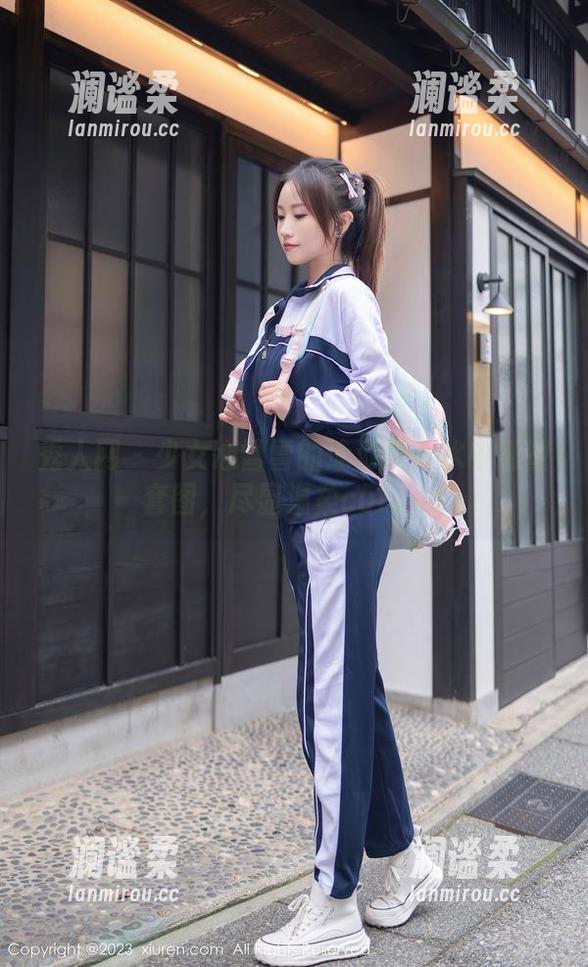 秀人网 - 少女心雪雪的泳池梦：水中雕塑套图，尽显温柔curves