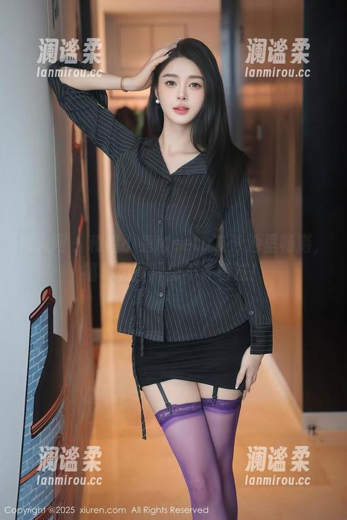 秀人网 - 和星小兔Meetu在泳池里畅游，福利和图片都不许错过！