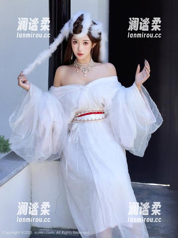 秀人网 - 是小逗逗户外图集：当草地遇上低头思考的我
